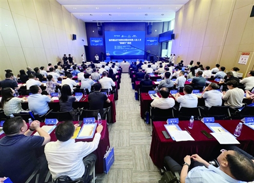 6月27日,省市重点行业协会商会负责人及人才“泉城行”活动在济南举办